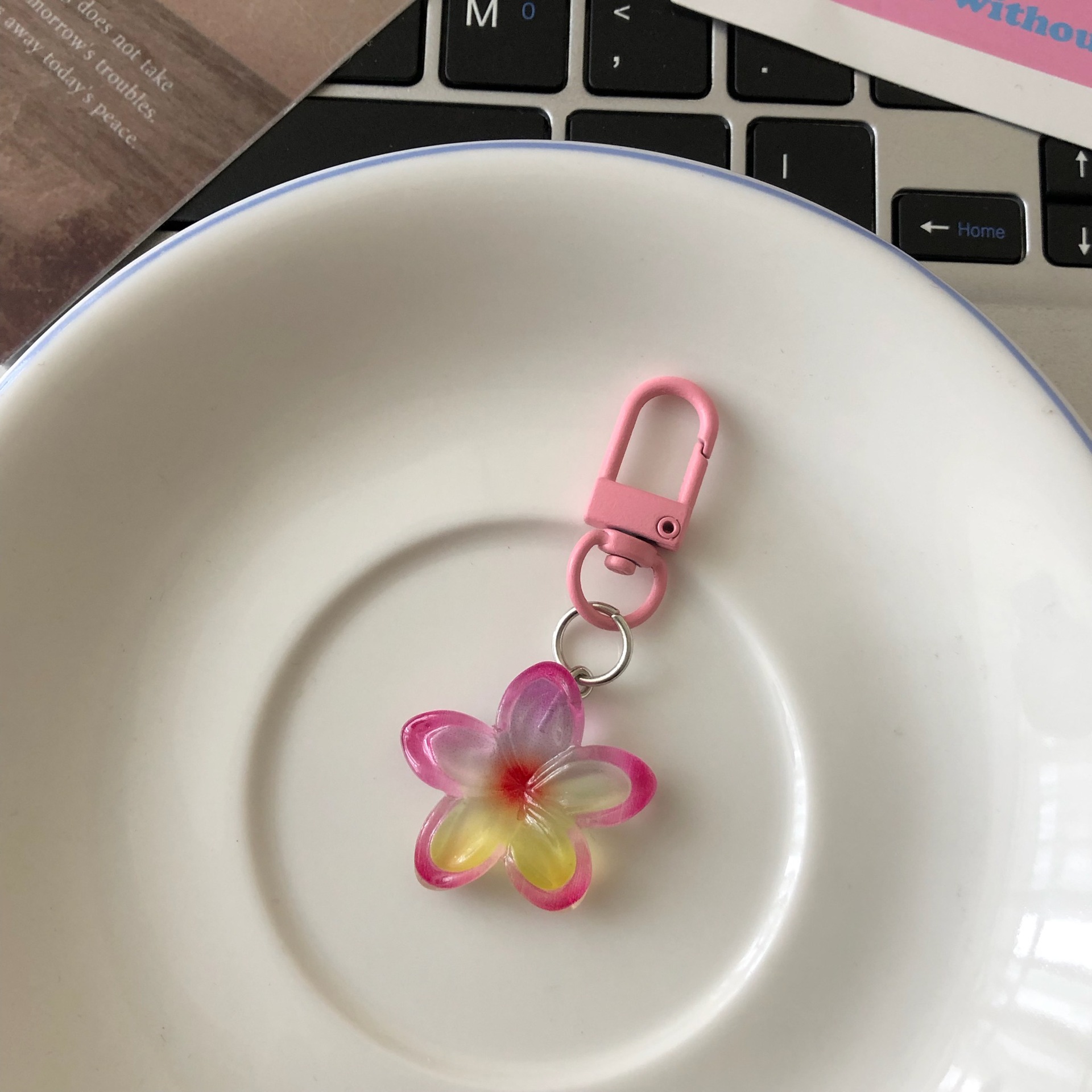 New resin two-color jasmine keychain fashionable flower shaped pendant car keychain student backpack ornament