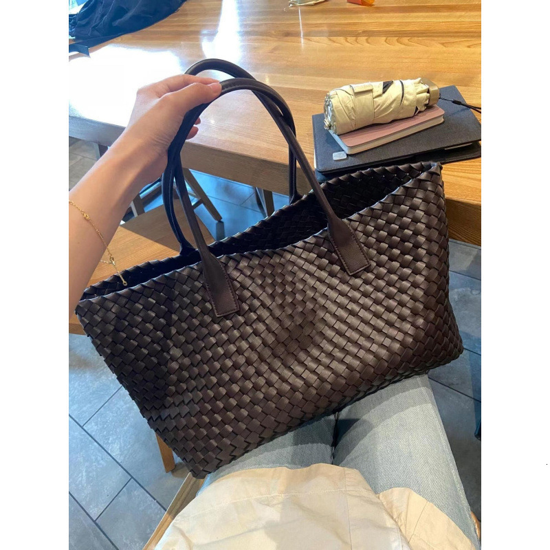 PU Soft Leather Texture Woven Bag Class Commute Bag 2025 Capacity Travel Bag Casual Handheld Shoulder Bag Internet Celebrity A12 250806