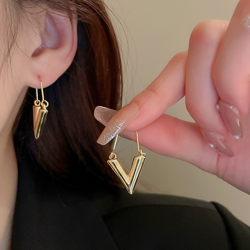 Free Shipping Designer Luxury Jewelry Silver Needle Metal Round Flower Tassel Earrings Retro Stud Earrings Elegant High-end Feel Women's Accessor