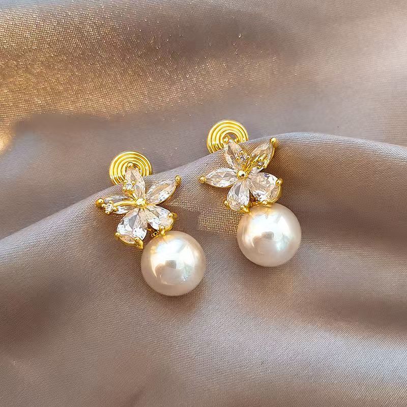 Free Shipping Designer Luxury Jewelry Gardenia Bloom New Gentle French Sweet Flower New Pearl Earrings Simple And Exquisite Ear Accessories