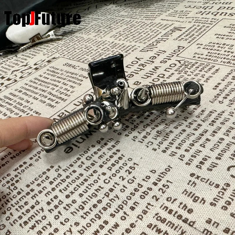 Women dank Y2K girl Harajuk Gothic punk cosplay Grasp Clip Metallic feeling Hollow rivet Grasp Hair Crab Hair Accessories claws 250730