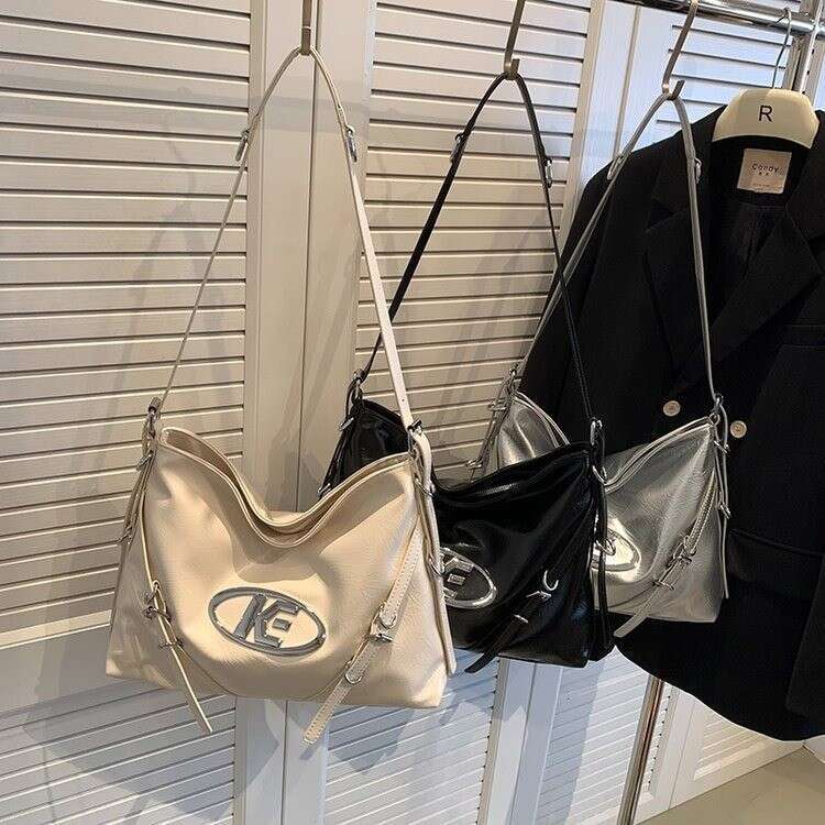 Large-capacity portable fashion texture female 2023 new commuting tote simple all-match armpit bag