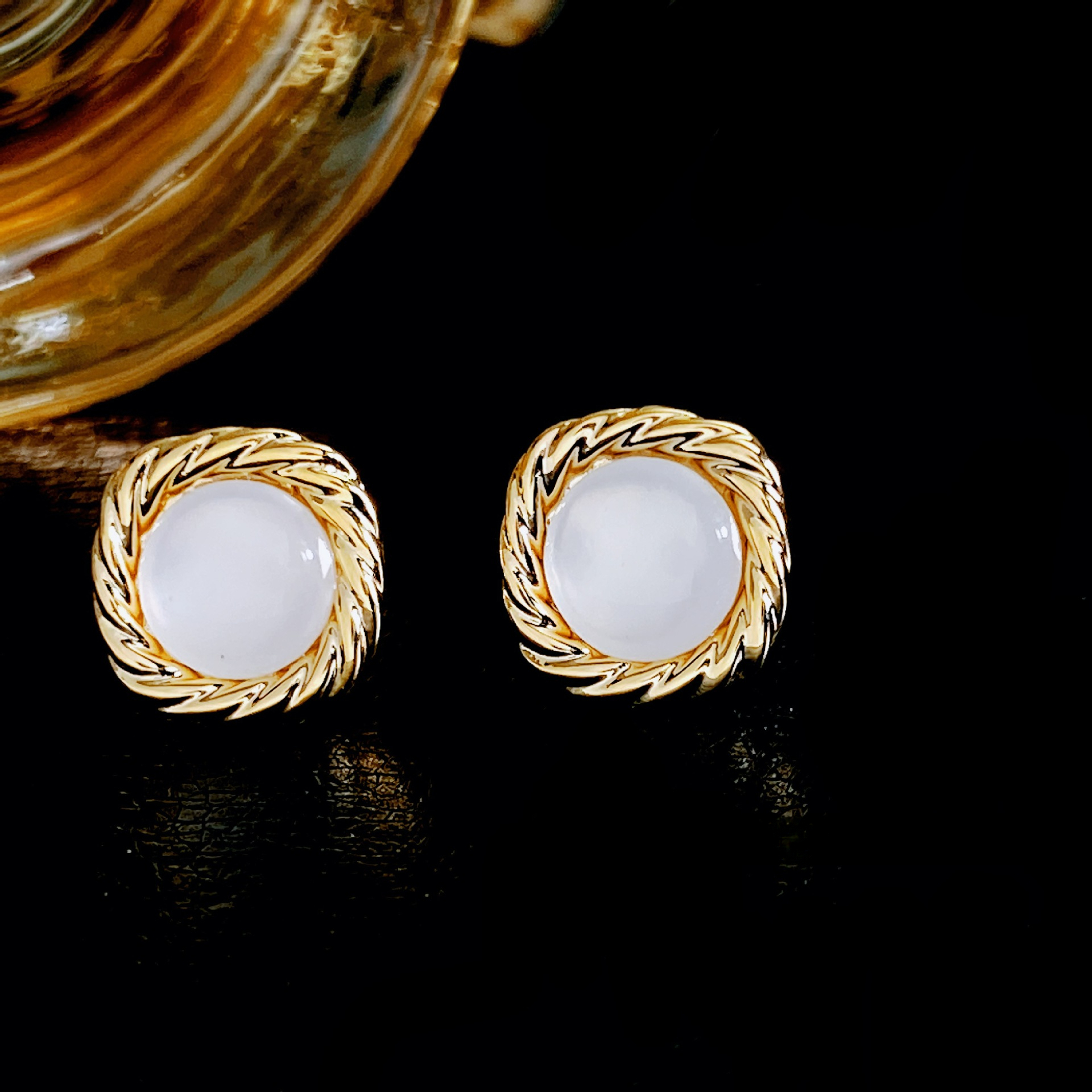 Free Shipping Designer Luxury Jewelry Exquisite Fashion Natural Shell Square Braided Edge Earrings Women's S925 Silver Needle Elegant Simple Acce