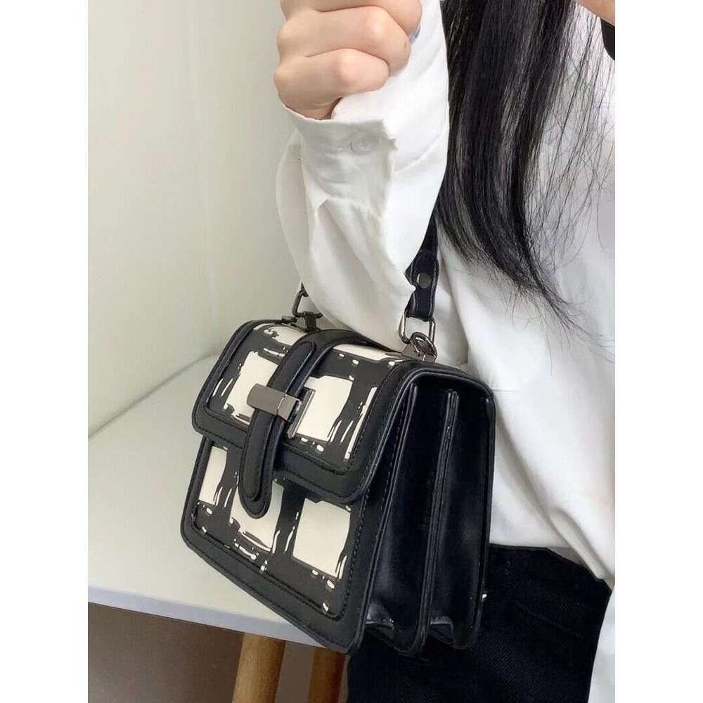 European American Fashion Autumn And Winter Bags Women's 2025 New High-end graffiti small square geometric portable shoulder Messenger bag