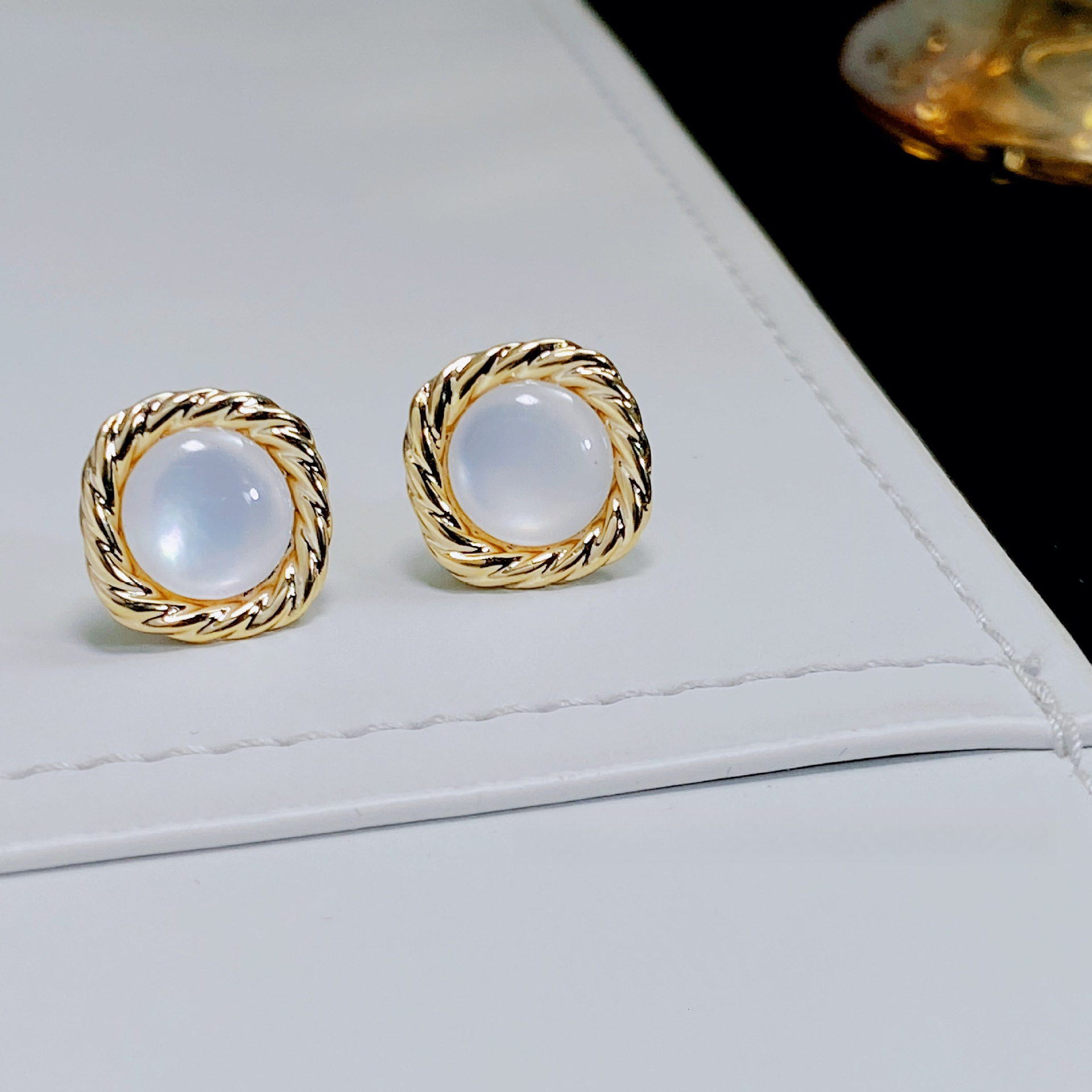 Free Shipping Designer Luxury Jewelry Exquisite Fashion Natural Shell Square Braided Edge Earrings Women's S925 Silver Needle Elegant Simple Acce