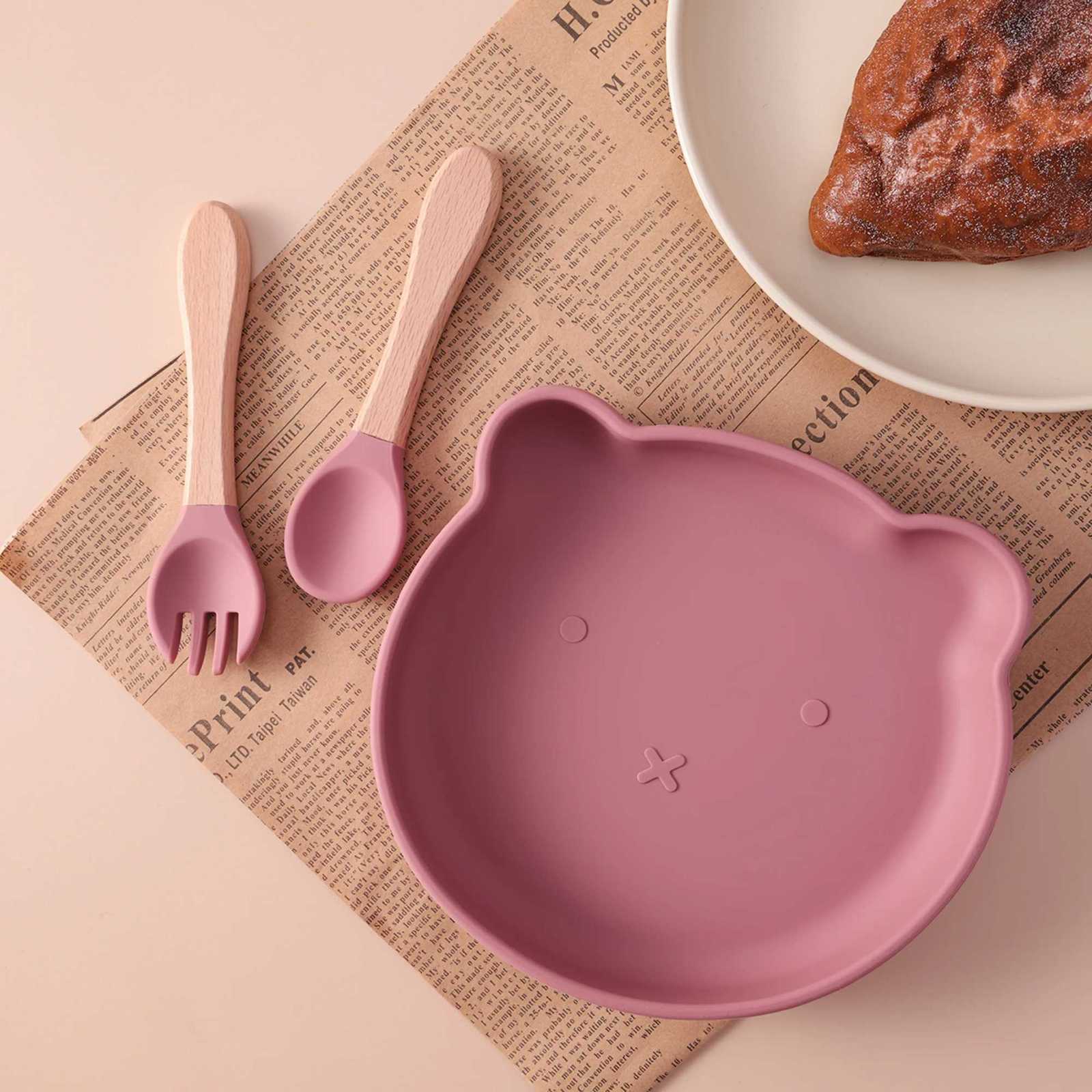 3PCS Cartoon Bear Sucker Dishes Plate Silicone Learning Set Wooden Handle Spoon Fork Self Feeding BPA Free Training Baby Supplies X250806