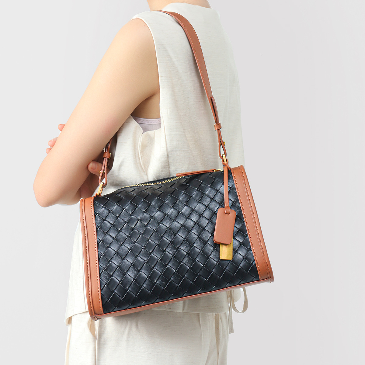 2025 Genuine trend leather crossbody bag retro women s shoulder fashionable new commuting designer