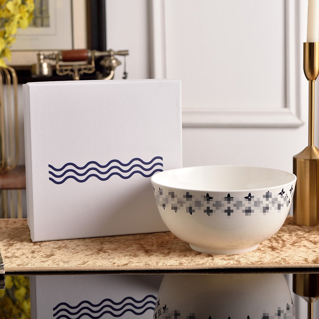 Charming Bone China Bowl, 8-inch, Classic Design, Ideal for Special Occasions, Family Dinners, or Gifting