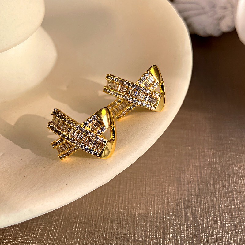 Free Shipping Designer Luxury Jewelry Real Gold Plated Exquisite Oval Hollow Zircon Earrings Sense Elegant Geometric Stud Earrings Fashion Women'