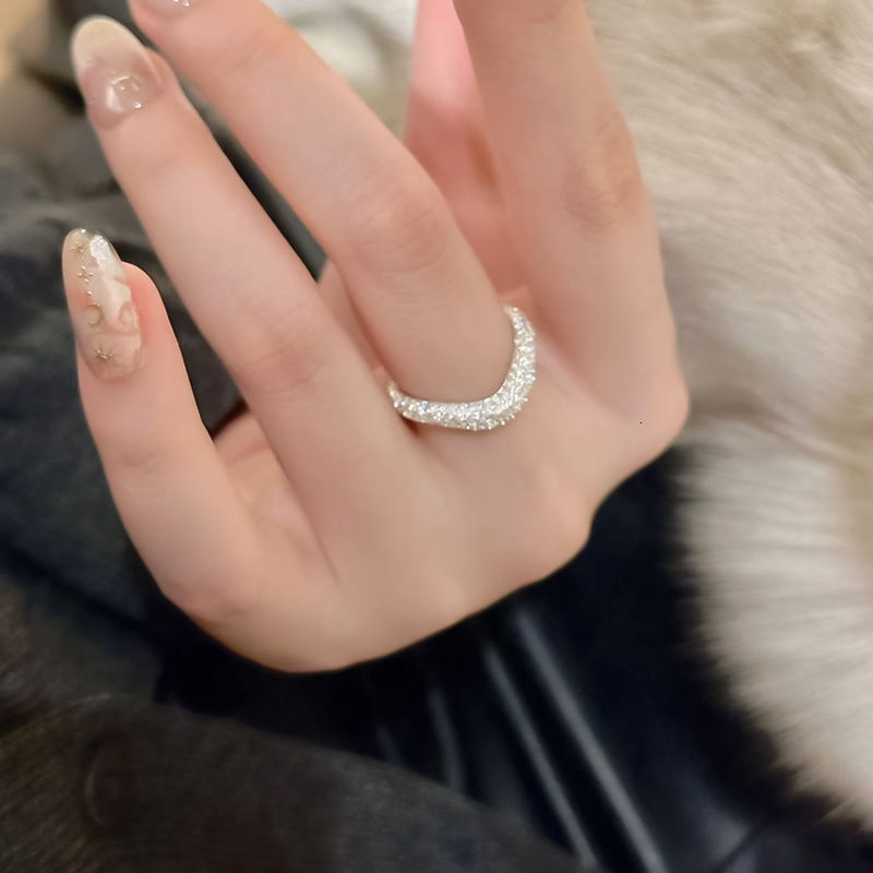 Hui Zhi Wing Jewelry New Twist V-Shaped Full Inlaid Row Ring Elegant Internet Celebrity Same S Silver Line Ins Style