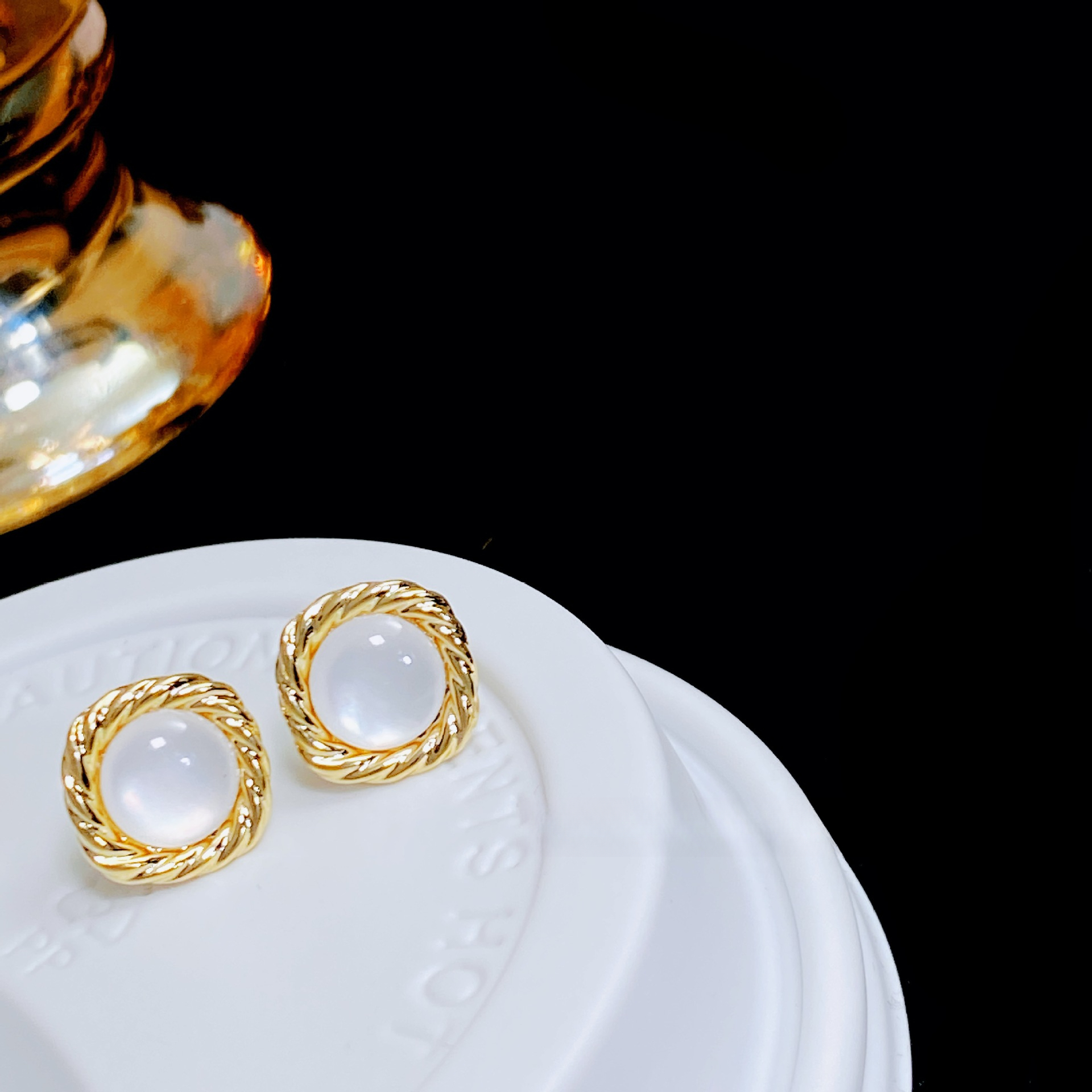 Free Shipping Designer Luxury Jewelry Exquisite Fashion Natural Shell Square Braided Edge Earrings Women's S925 Silver Needle Elegant Simple Acce