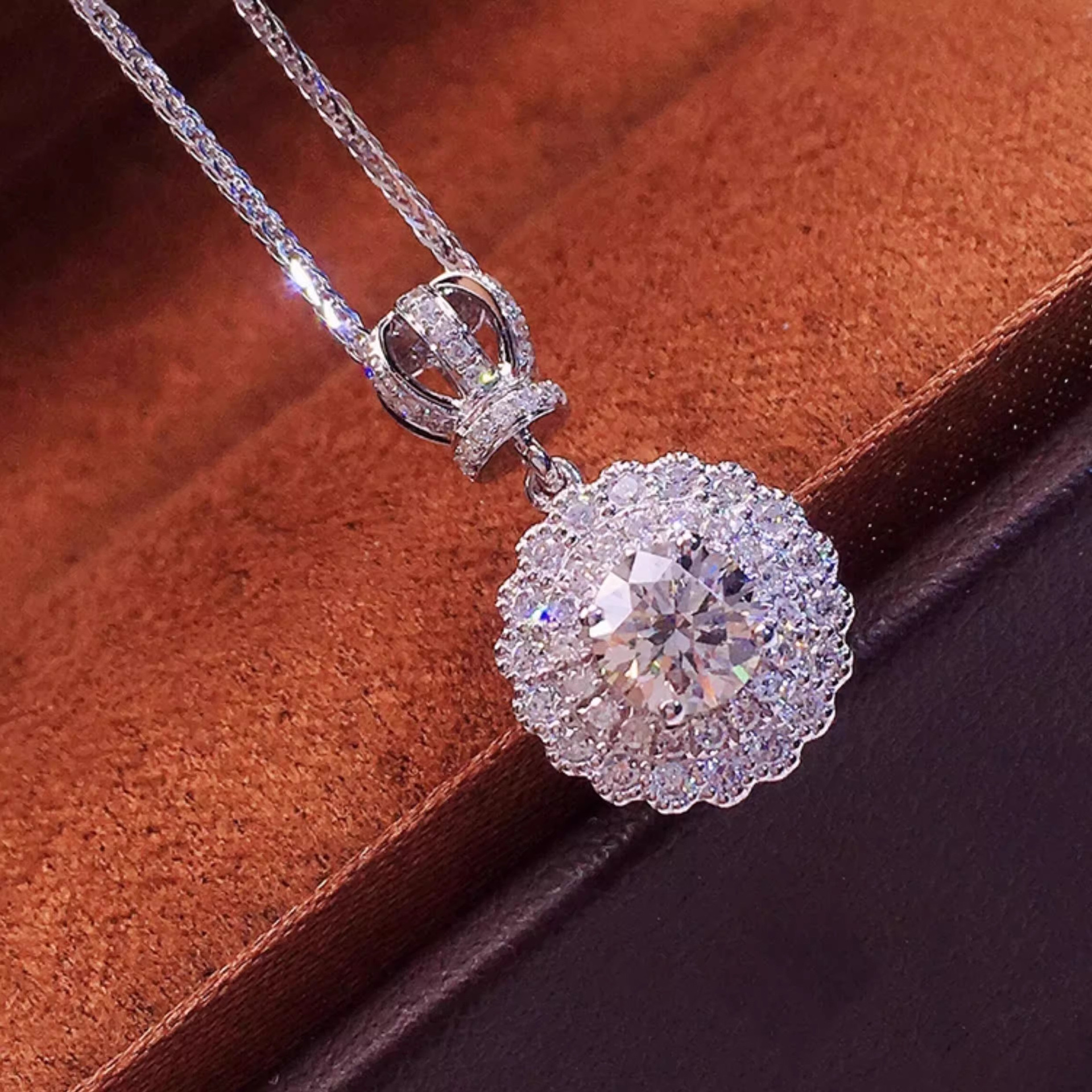 Choucong Brand New Crown Pendant Sparkling Luxury Jewelry 925 Sterling Silver Round Cut 2ct Lab Moissanite Diamond Gemstones Party Women Clavicle Neck