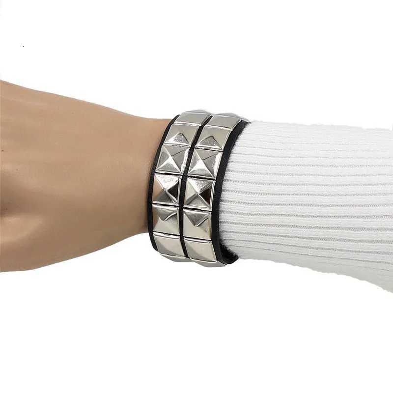 2023 New Gothic Punk PU Leather Bracelet 3 Row Cuspidal Spikes Rivet Chains Bracelet for Women Mens Friends Jewelry W250807