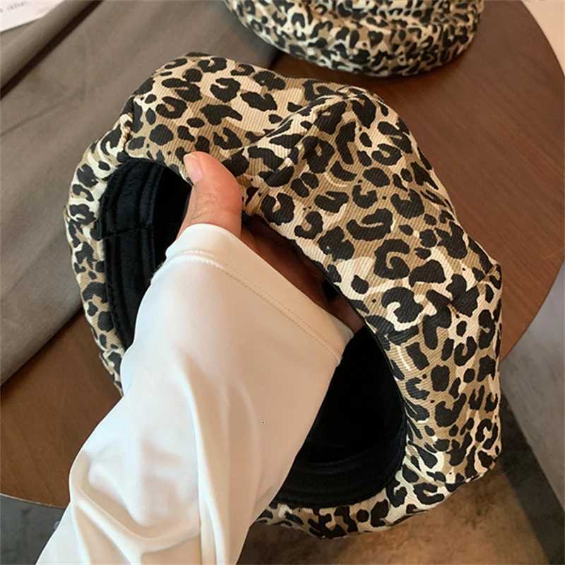 Women Leopard Berets Autumn Winter Vintage Octagonal C Retro Elegant Ladies Painter Hat Korean Girl Cloud Berets Duckbill Hats XJ250807
