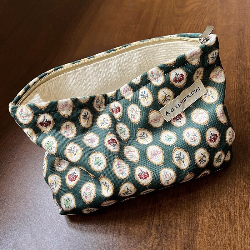 Free Shipping Designer Luxury High-end Makeup Bag Gentle Fresh Large Capacity Storage Bag Portable Travel Skincare Storage Bag Toiletry Bag Casual Pho