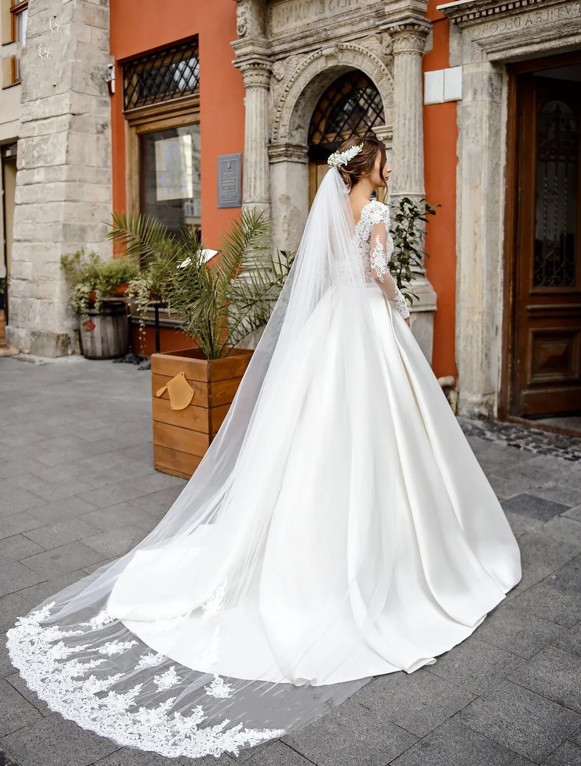 Gorgeous Long Sleeves Wedding Dress Beading Satin Bridal Gowns For Bride Illusion Sheer Neck Appliques Lace Wedding Gowns vestidos de novia