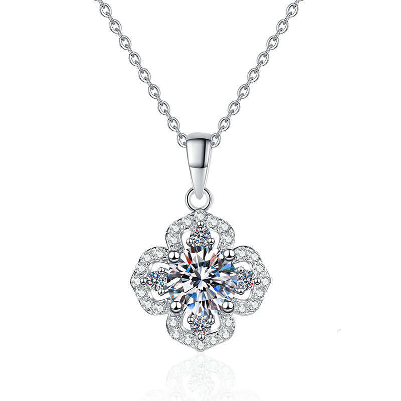 Iced Out VVS New Four-Leaf Clover Pendant 1 ct Moissanite Necklace