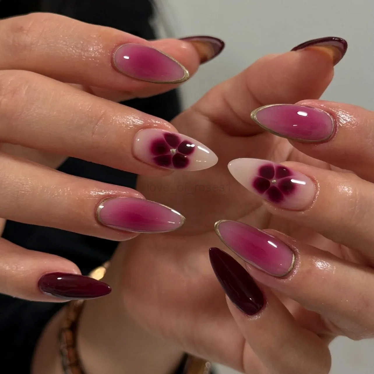 24pcs Red Almond Press-on Nails Flower Pattern False Nails Wearable Stick-on Nail Fake Nails Uas Postizas Nail Tips Z250807