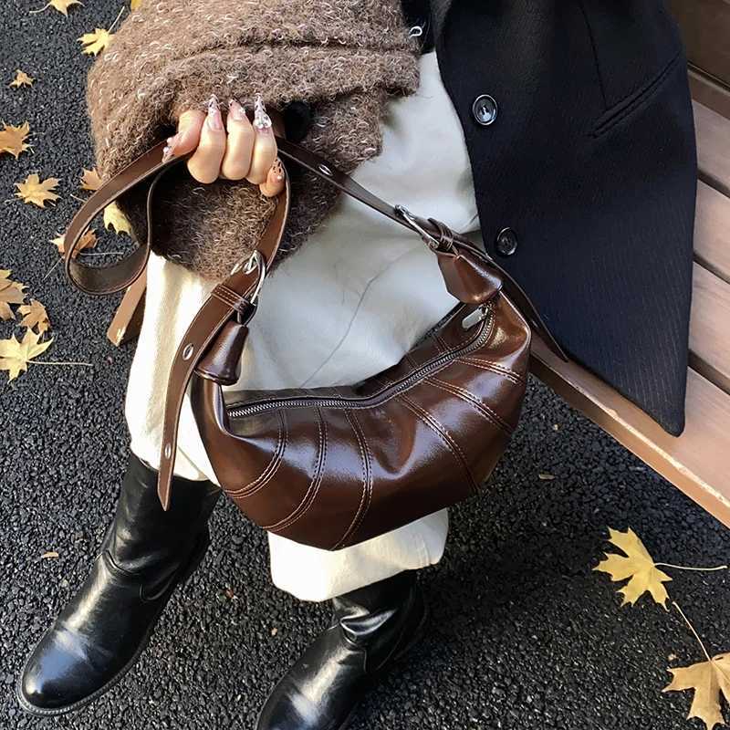 Burgundy Croissant Shoulder Bags for Women Vintage Solid Color Crescent Crossbody Bag 2024 New Designer Handbags Z250807