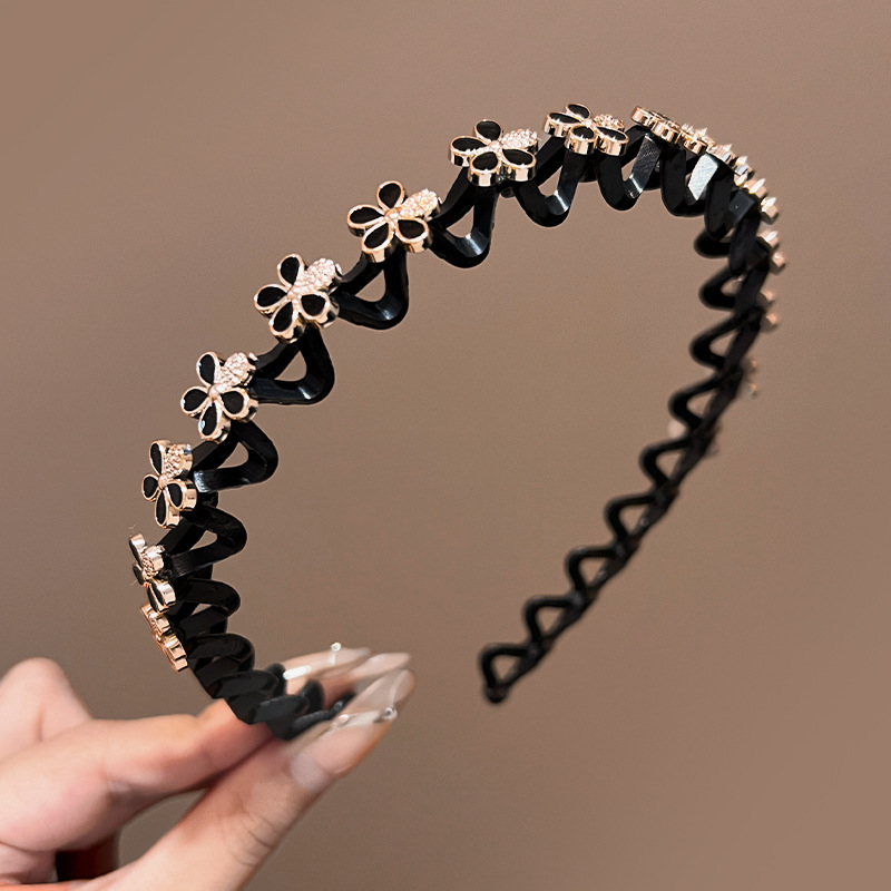 Securely Fitted Female Decorative Band - Curved Shape with Notched Edges