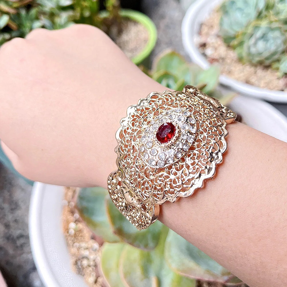 Sunspicems Chic Arab Bangle Cuff Bracelet for Women Gold Color Algerian Wedding Jewelry Hollow Metal Arabesque Dubai Bride Gift 250805