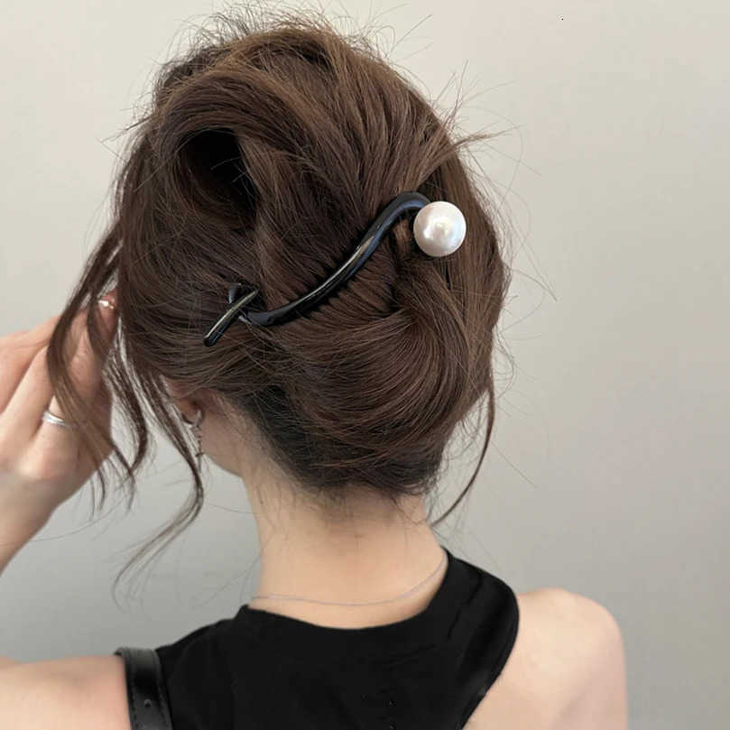 AWAYTR Retro S Shape Ponytail Twist Hair Clips New Fashion Multi-color Twisted Hollow Out Shark Clips Hair Accessory U250807