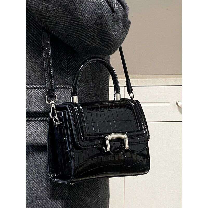 New Crocodile Fashion Crowd Design High Quality Small Square Pattern Handheld Versatile Shoulder Crossbody Bag