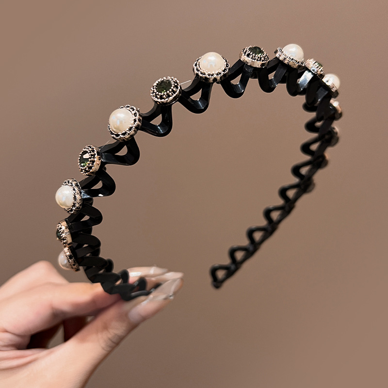 Securely Fitted Female Decorative Band - Curved Shape with Notched Edges