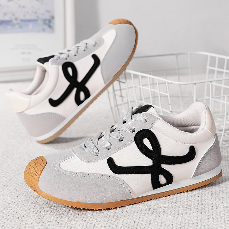 2025 New Women's Thick soled Sports Shoes Designer Breathable Running Mesh Soft soled Sports Shoes