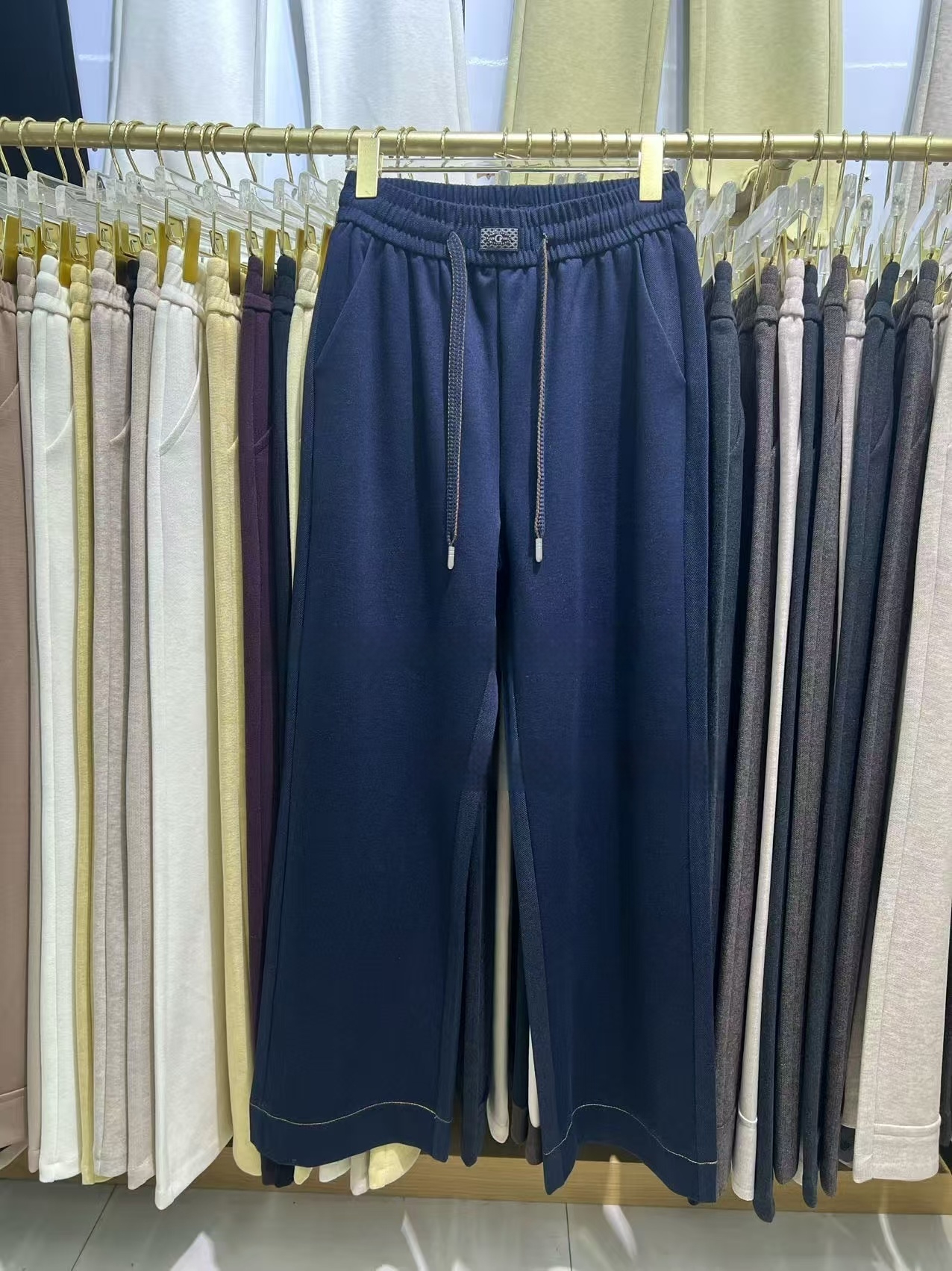 Xinyu Yi Women's Pants: Fashionable, comfortable, and versatile, these pants can be paired with a variety of styles. Available in a wide range of