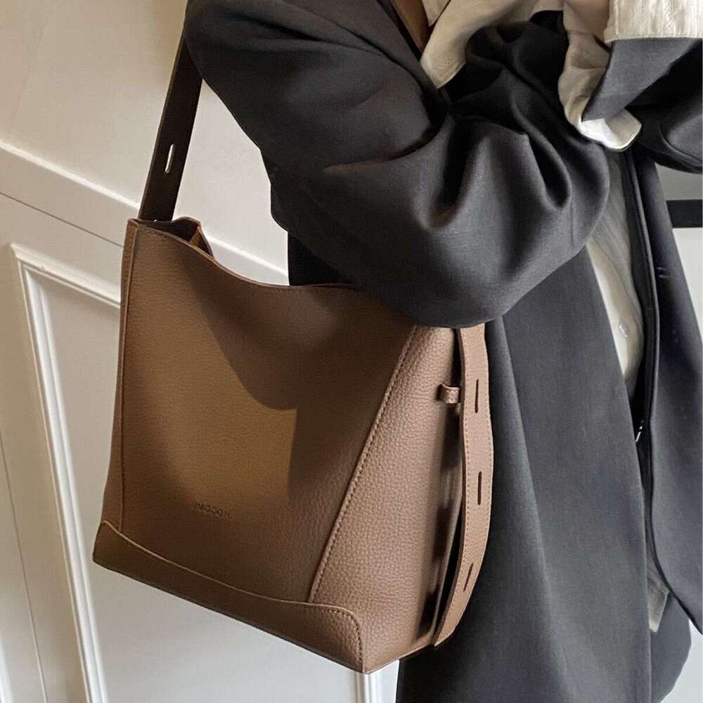 tote 2025 New Women's Bucket Spring Niche Design Simple Large Designer Capacity Commuter bags Shoulder Crossbody Bag