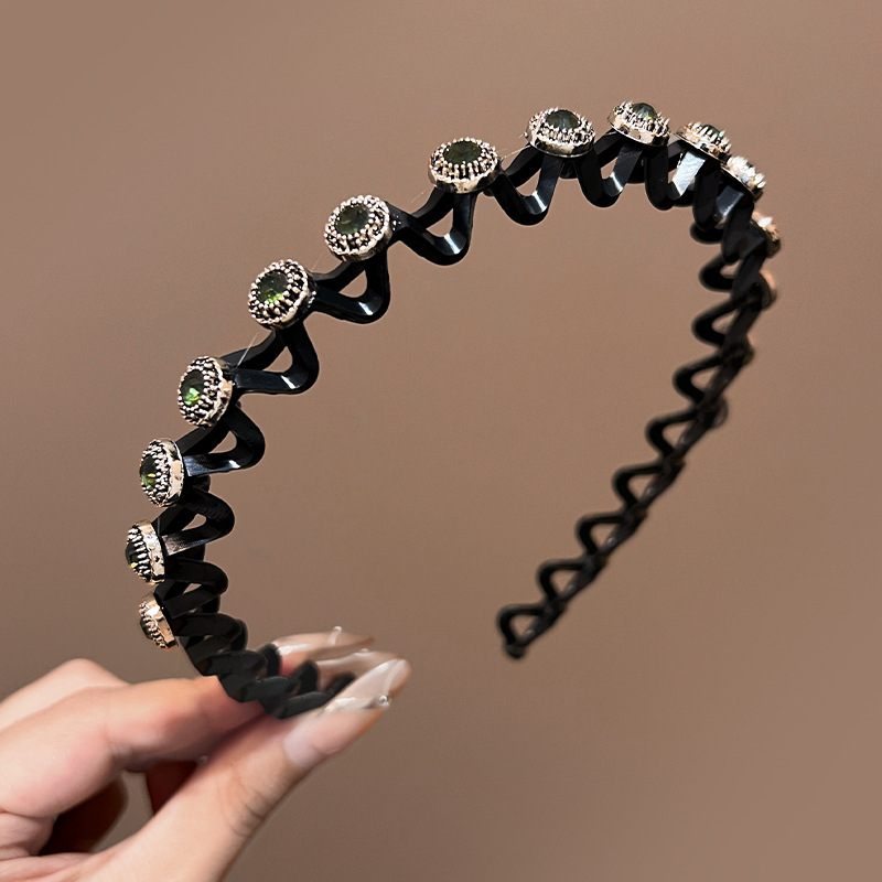 Securely Fitted Female Decorative Band - Curved Shape with Notched Edges