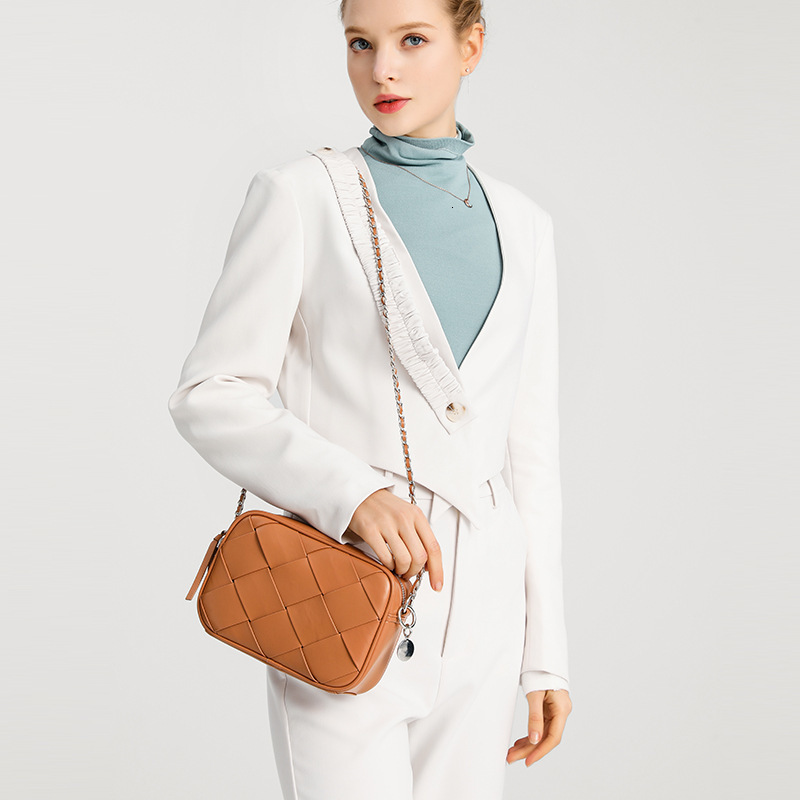 2025 New Bags Womens Chain Autumn Winter Fashion Quilted Woven Crossbody Bag Niche Design R250807