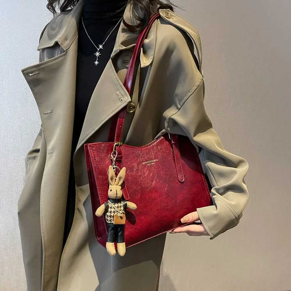 Women Vintage Shoulder Bag with Pendant Slouchy Tote Purse Large Capacity Fashion Shoulder Bag Ladies Travel Handbag Z250807