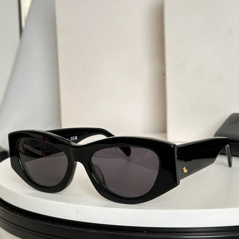 Classics 15 Sunglasses in Acetate Beautiful Womens Designer Fashion Black Narrow Frame Eyewear Side Metal Pattern Travel Leisure Style