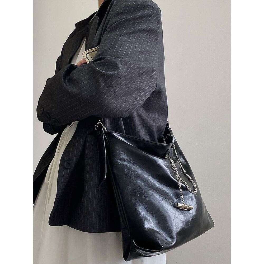 Small group dark tote feeling chain women s new crossbody series large capacity commuting shoulder bag