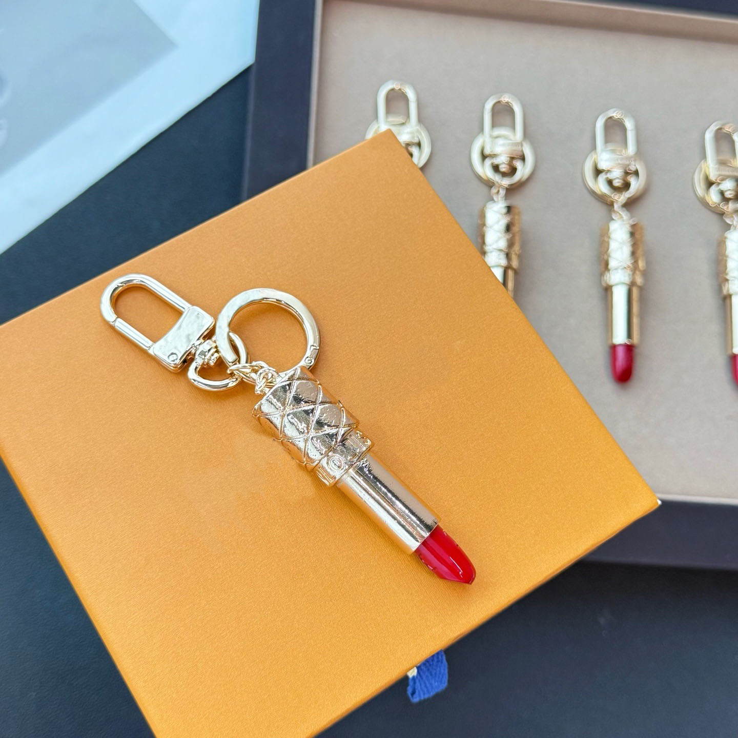New Luxury Lipstick Keychains 18K Gold Lipstick Car Keyring Charms Fashion Designer Lanyards Key Rings Bags Pendant High Quality Accessories