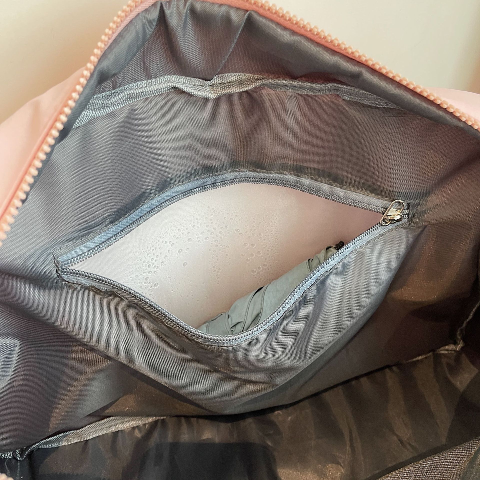 Casual Style Nylon Fabric Large Lightweight Simple Handheld Commuter Tote Women's Gym Set Trolley Clothing Travel Bag