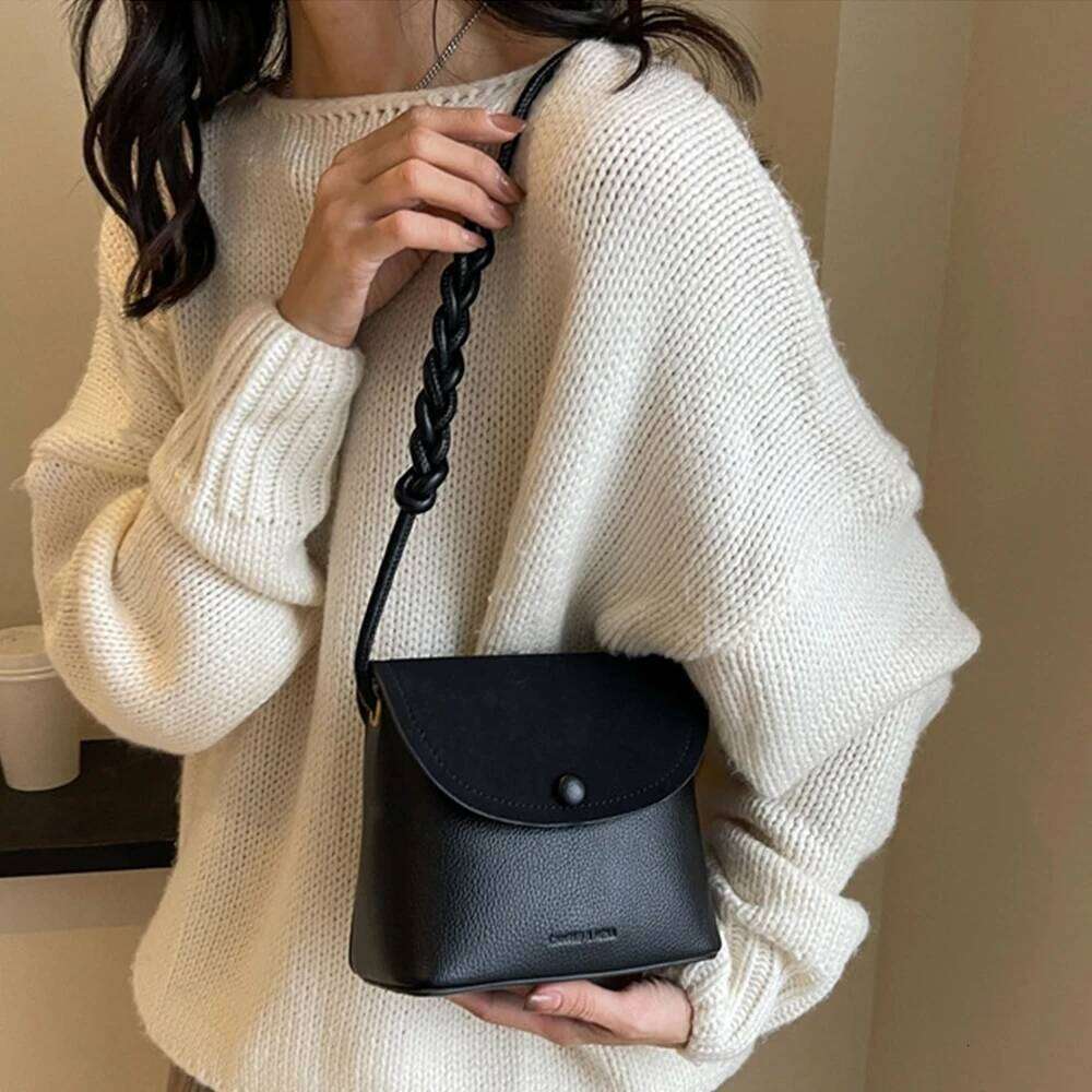 Popular for women 2025 new niche design shoulder texture fashion crossbody bucket women's armpit bag pu leather