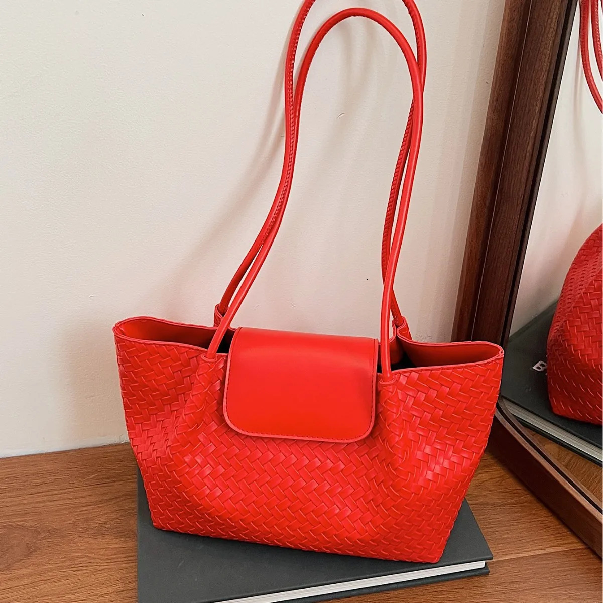 Summer Quilted Shoulder Bag for Women PU Leather Lightweight Crossbody Vintage Tote Commute Travel Essentials 250807