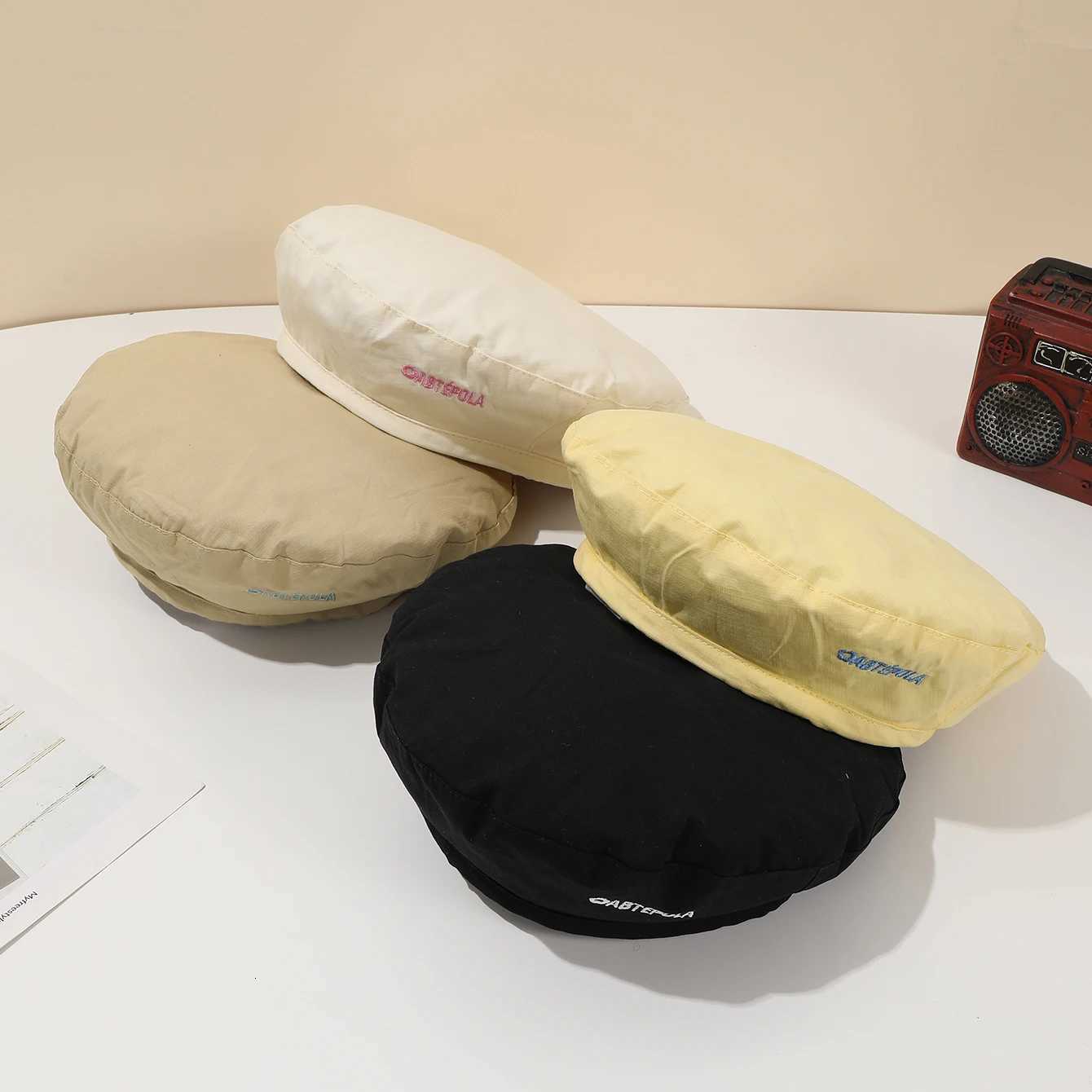 Janese-style fresh and light double-sided checkered beret a versatile embroidered letter painter hat for spring and summer.XJ250807