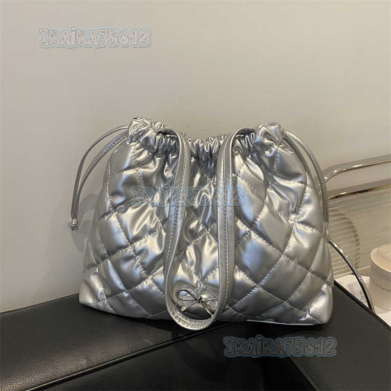 Large Capacity Soft Surface Quilted Drawstring Crossbody Tote Bag 2024 Autumn Winter New Short Trip Handheld Shoulder Bag for Women H250806