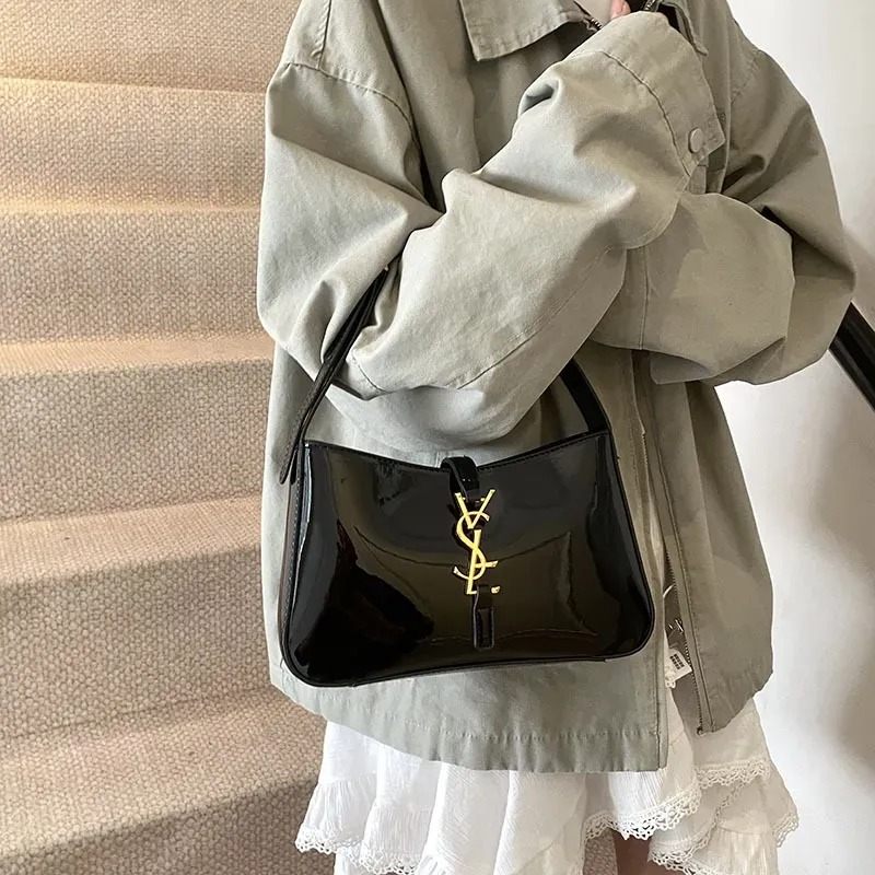 Designer bag Shoulder Bag fashionable Luxury Bag Crossbody Purse Designer Shell Bag Women Designer New Fashion Commuter Leather Handbag Large capacity