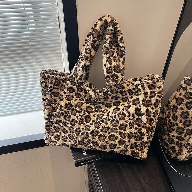 2025 Autumn/Winter New Women's Leopard Pattern Premium Plush Large Capacity Tote Shoulder Casual Bag