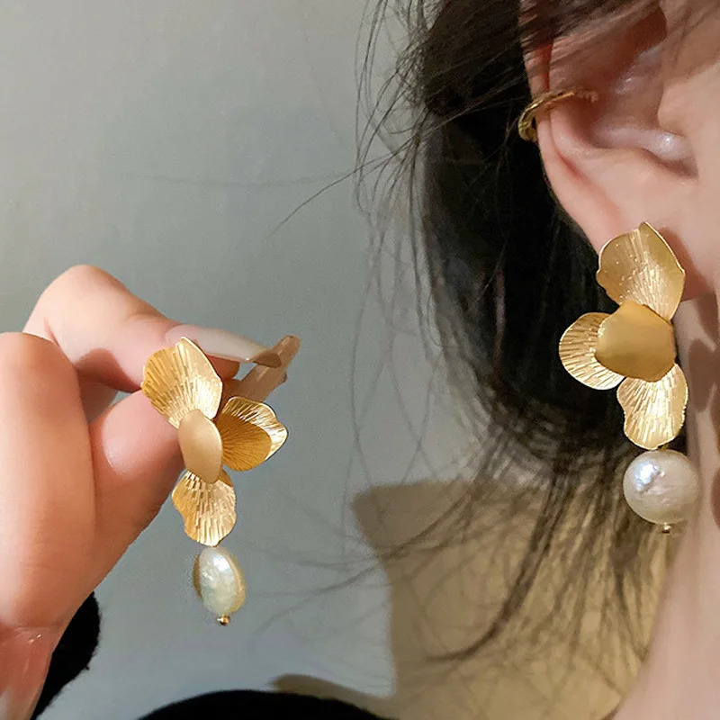 Elegant Natural Freshwater Pearls Earrings For Women Vintage Golden Petals Flower Drop Earring Jewelry For Party Wedding 250805