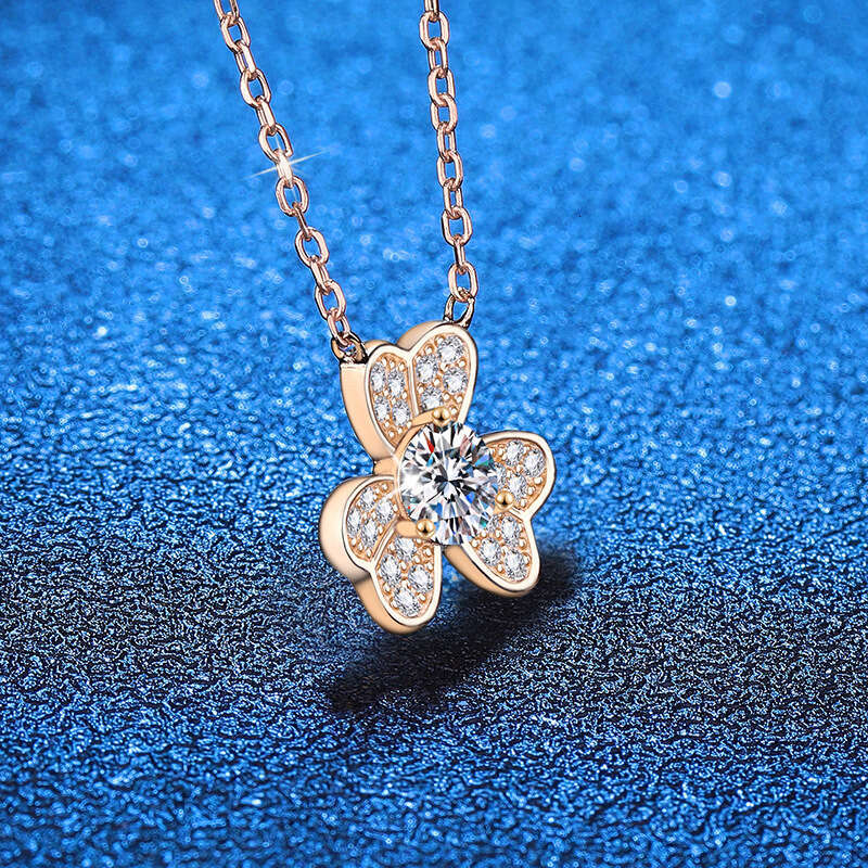 Iced Out VVS for Women Korean and Japanese Light Clover Sier Pendant 50 Points Moissanite Necklace