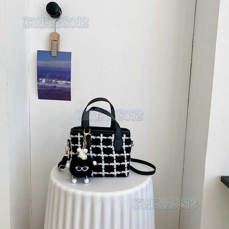 Celebrity Fashion Woolen Plaid Handbag 2022 Autumn Winter New Style Elegant Commuter Single Shoulder Crossbody Bucket Bag H250806