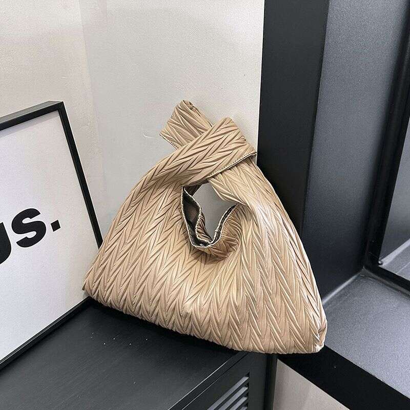 2023 New niche design pleated handbag for women's fashionable versatile crescent moon bag, simple and lightweight underarm bag