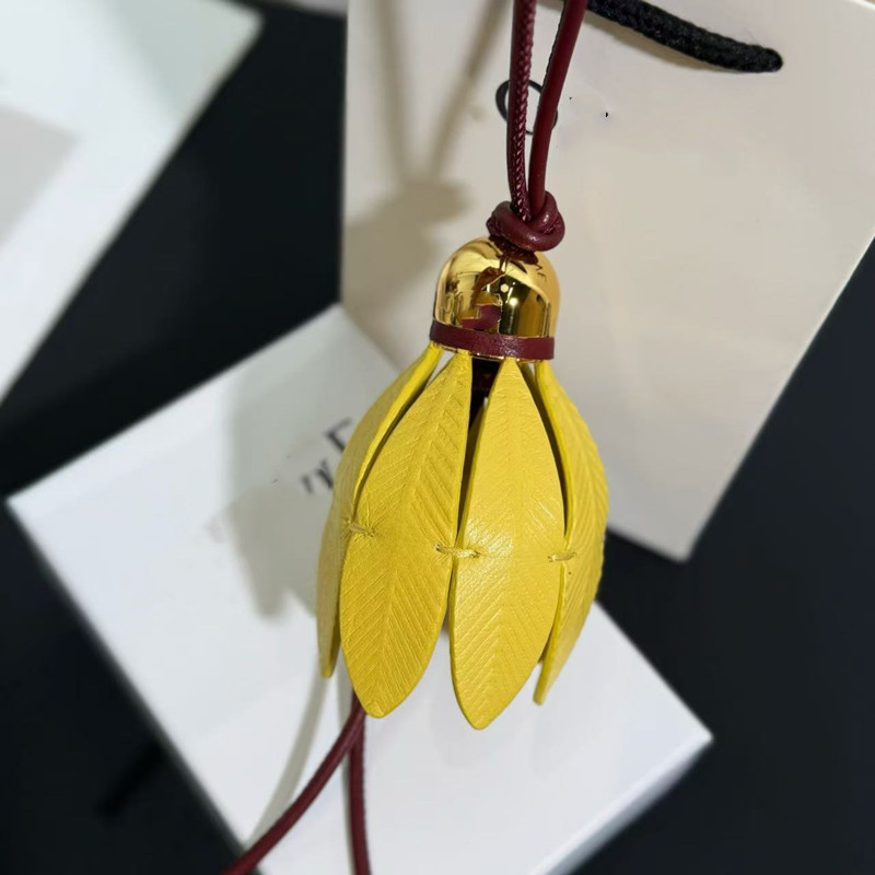 Fashion Badminton Sac Téléphone Charme Designer Femmes Chamomille Flower Charm Classic Le cuir lettres Ornement Keychain Creative Sphérique Phone