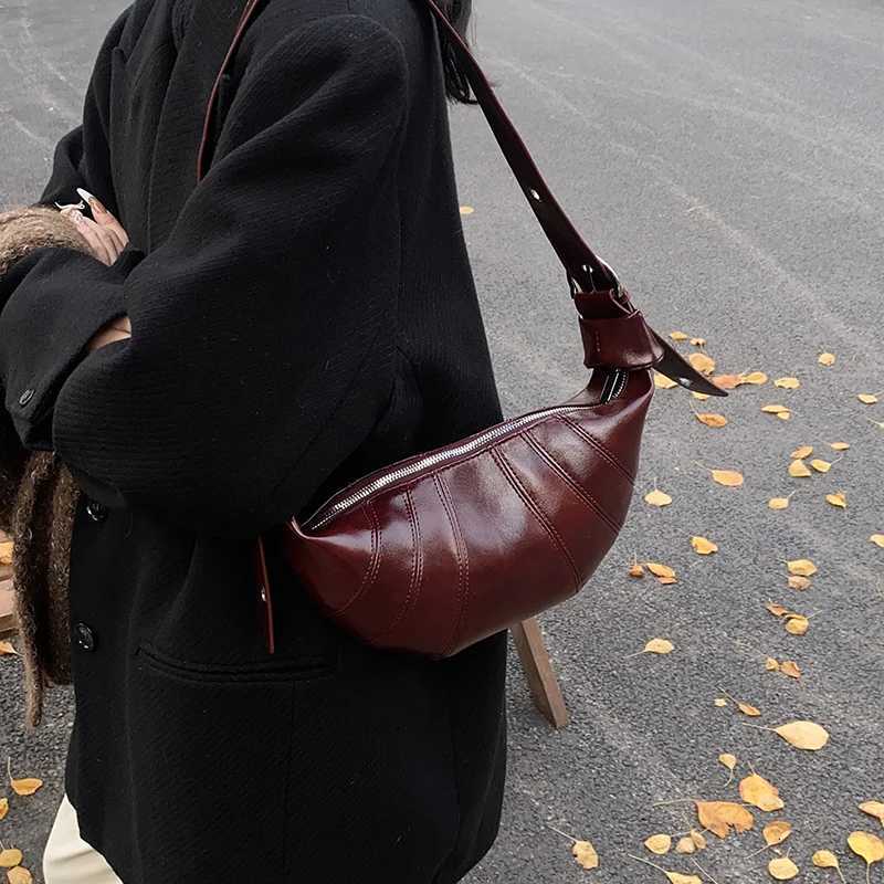Burgundy Croissant Shoulder Bags for Women Vintage Solid Color Crescent Crossbody Bag 2024 New Designer Handbags Z250807